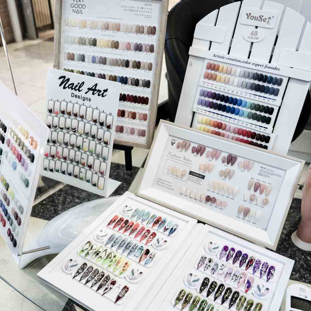 Stort udvalg af forskellige mønstre og farver af neglelak hos Beauty Care på Nørrebro.